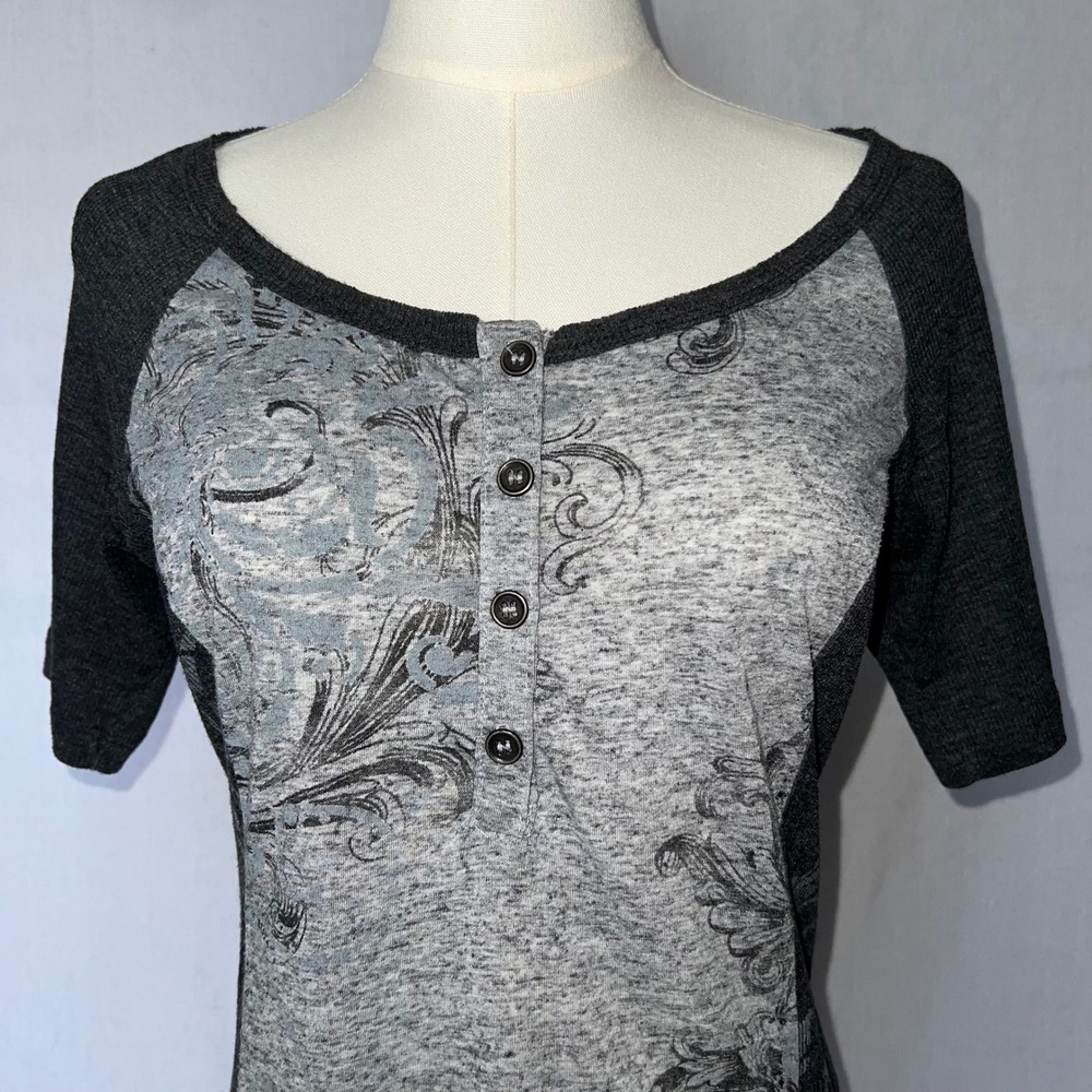 Fang Henley Top Gray Graphic Tee Raglan Sleeve Scoop Neck Y2K Grunge Shirt - Picture 2 of 4